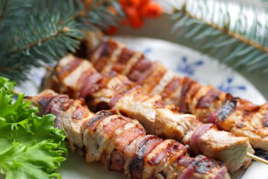 Domuz eti şiş kebap çam dalları, rowan ve yeşil yaprak marul ile tasarımcı için Noel yemeği için ızgarada pişmiş