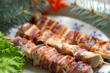Domuz eti şiş kebap çam dalları, rowan ve yeşil yaprak marul ile tasarımcı için Noel yemeği için ızgarada pişmiş