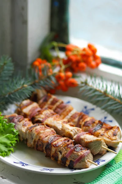 Domuz eti şiş kebap çam dalları, rowan ve yeşil yaprak marul ile tasarımcı için Noel yemeği için ızgarada pişmiş