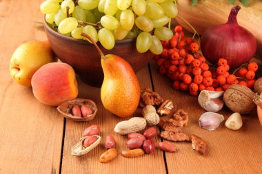 Armut, şeftali, Yeşil üzüm, üvez meyveleri, ceviz, fıstık, soğan, kabak, sarımsak hasadı sonra ahşap bir masa üzerinde