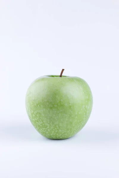 Зелене яблуко на білому тлі ізольовано для дизайнера — стокове фото