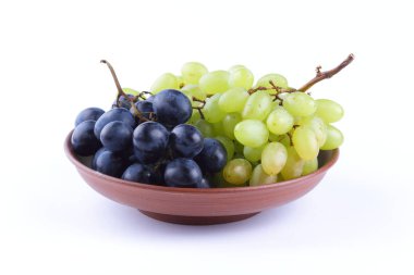 Bir kil plaka beyaz zemin üzerine yeşil ve mavi üzüm