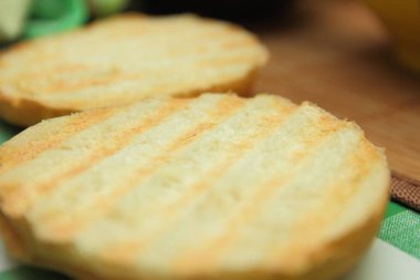 Ev mutfakta yemek önce bir sandviç için yarım ekmek rulo