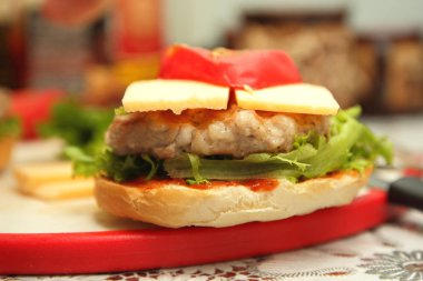 Dana eti, kırmızı domates, marul, peynir ve sos ev mutfak ile hamburger yemek