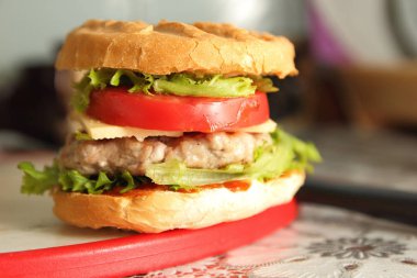 Dana eti, kırmızı domates, marul, peynir ve sos ev mutfak ile hamburger yemek