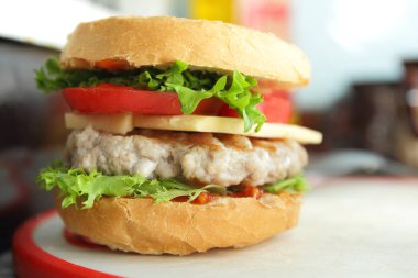 Dana eti, kırmızı domates, marul, peynir ve sos ev mutfak ile hamburger yemek