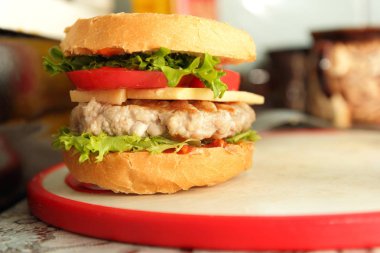 Dana eti, kırmızı domates, marul, peynir ve sos ev mutfak ile hamburger yemek