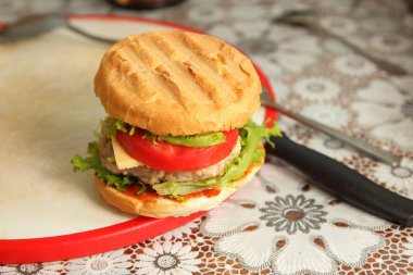 Dana eti, kırmızı domates, marul, peynir ve sos ev mutfak ile hamburger yemek