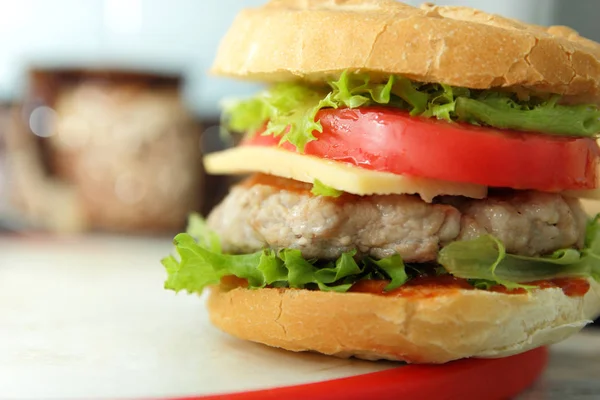 Dana eti, kırmızı domates, marul, peynir ve sos ev mutfak ile hamburger yemek