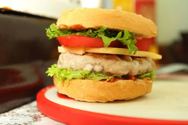 Dana eti, kırmızı domates, marul, peynir ve sos ev mutfak ile hamburger yemek