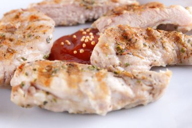 Biftek ızgara beyaz tabakta ahşap çatal, domates sosu, baharat ve retro tarzı koyu mavi zemin üzerine hardal taneleri ile