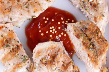 Biftek ızgara beyaz tabakta ahşap çatal, domates sosu, baharat ve retro tarzı koyu mavi zemin üzerine hardal taneleri ile