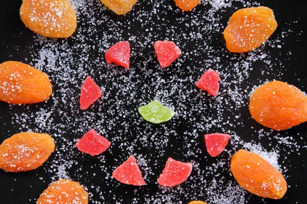 Kuru Kayısı, şekerlenmiş meyve şeker retro tarzı bir koyu mavi arka plan üzerinde siyah bir plaka üzerinde