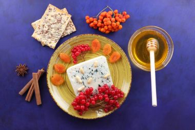 Kalıp, fıstık, tatlım, tanımlama bilgileri, Kuru Kayısı, tarçın, anason, kartopu ve koyu mavi zemin üzerine üvez meyveleri ile Noel için peynir
