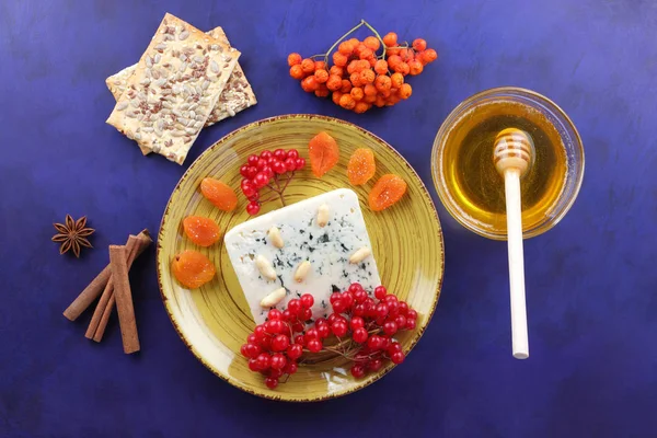 Kalıp, fıstık, tatlım, tanımlama bilgileri, Kuru Kayısı, tarçın, anason, kartopu ve koyu mavi zemin üzerine üvez meyveleri ile Noel için peynir