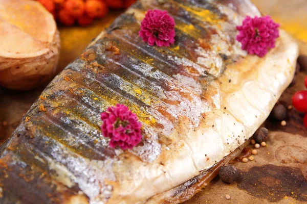 Grillezett hal, sajt, méz, berkenye, kalina, citromos szelet, sült burgonya, rózsaszín virágok és fűszerek a pergamen papír retro stílusban — Stock Fotó