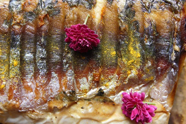 烤鱼与奶酪、 蜂蜜、 罗文、 纳、 柠檬片，烤土豆，粉红色的花朵和复古风格的羊皮纸上的香料 — 图库照片
