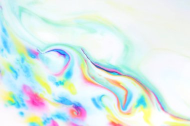 Boya lekeleri beyaz arka plan, tasarımcı için arka plan üzerinde boya ile sıvı, soyut arka plan ile çok renkli desen