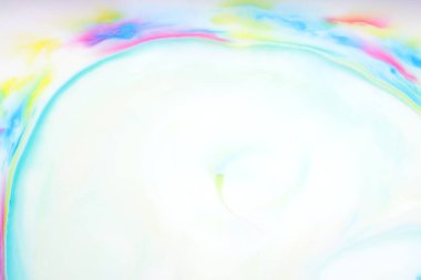 Boya lekeleri beyaz arka plan, tasarımcı için arka plan üzerinde boya ile sıvı, soyut arka plan ile çok renkli desen