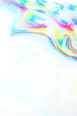 Boya lekeleri beyaz arka plan, tasarımcı için arka plan üzerinde boya ile sıvı, soyut arka plan ile çok renkli desen