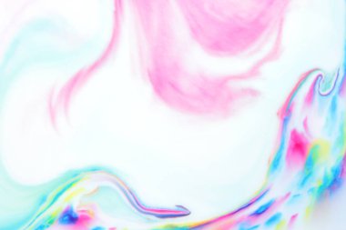 Boya lekeleri beyaz arka plan, tasarımcı için arka plan üzerinde boya ile sıvı, soyut arka plan ile çok renkli desen