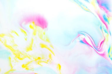 Boya lekeleri beyaz arka plan, tasarımcı için arka plan üzerinde boya ile sıvı, soyut arka plan ile çok renkli desen