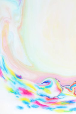 Boya lekeleri beyaz arka plan, tasarımcı için arka plan üzerinde boya ile sıvı, soyut arka plan ile çok renkli desen