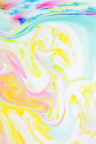 Modello multicolore con vernici in liquido, sfondo astratto con macchie di vernice su sfondo bianco, sfondo per il progettista — Foto Stock
