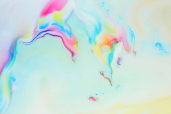 Patrón multicolor con pinturas en fondo líquido, abstracto con manchas de pintura sobre fondo blanco, fondo para diseñador — Foto de Stock