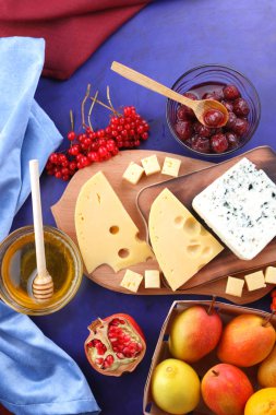 Farklı peynirler, limon, nar, mandalina, armut, çilek, bal, reçel, peynir pop sanat ve retro tarzı, Noel peynir, şenlikli yemeği tarzı ahşap bir gemide bir kalıp ile