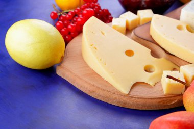 Farklı peynirler, limon, nar, mandalina, armut, çilek, bal, reçel, peynir pop sanat ve retro tarzı, Noel peynir, şenlikli yemeği tarzı ahşap bir gemide bir kalıp ile