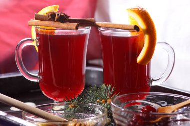Noel mulled şarap suda, tarçın ve anason, mulled şarap içmek bal, su, retro tarzı, kabukları ile mulled şarap kadehi ile içki portakal dilimleri ile