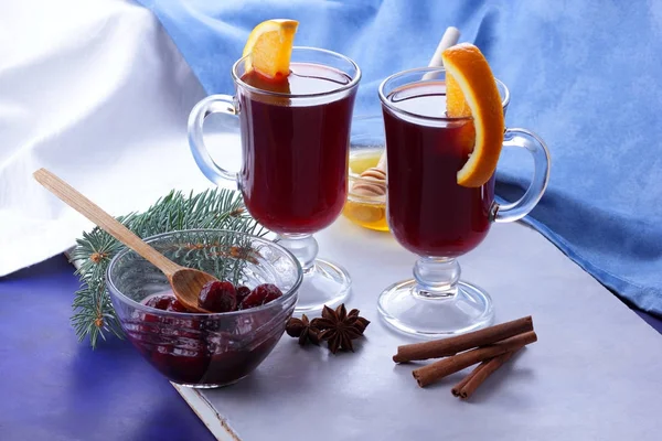 Vin chaud de Noël avec tranches d'orange, vin chaud avec cannelle et anis, boisson au miel, vin chaud sur fond bleu clair et blanc, style rétro — Photo