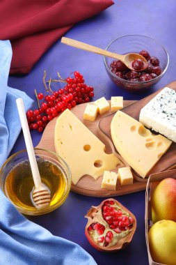 Farklı peynirler, limon, nar, mandalina, armut, çilek, bal, reçel, peynir pop sanat ve retro tarzı, Noel peynir tarzı ahşap bir gemide bir kalıp ile