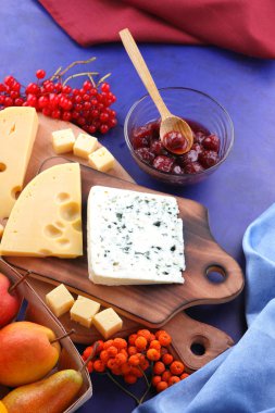 Farklı peynirler, limon, nar, mandalina, armut, çilek, bal, reçel, peynir pop sanat ve retro tarzı, Noel peynir tarzı ahşap bir gemide bir kalıp ile