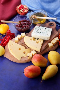 Farklı peynirler, limon, nar, mandalina, armut, çilek, bal, reçel, peynir pop sanat ve retro tarzı, Noel peynir tarzı ahşap bir gemide bir kalıp ile