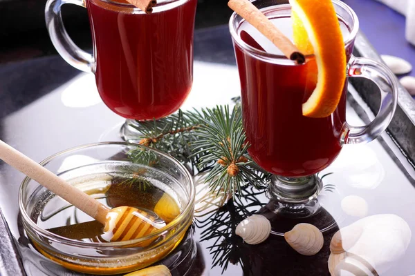 Χριστουγεννιάτικο ζεστό κρασί στο νερό, ζεστό κρασί με κανέλα και γλυκάνισο, ποτό με μέλι, mulled κρασί ποτήρι με κοχύλια στο νερό, ρετρό στυλ, ποτό με φέτες πορτοκαλιού, pop στυλ art — Φωτογραφία Αρχείου