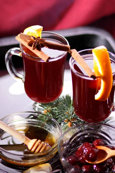 Vin chaud de Noël dans l'eau, vin chaud à la cannelle et à l'anis, boisson au miel, verre à vin chaud avec coquillages dans l'eau, style rétro, boisson aux tranches d'orange, style pop art — Photo