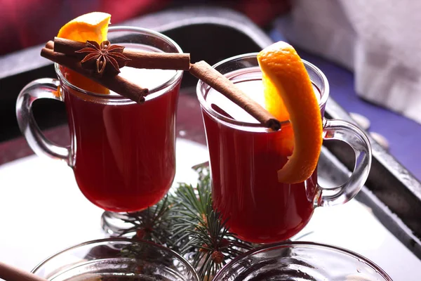 Jul glögg vin i vatten, glögg med kanel och anis, dricka med honung, glögg vinglas med snäckskal i vatten, retrostil, drink med apelsinskivor, pop art stil — Stockfoto