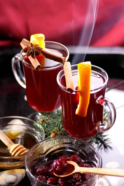 Vin chaud de Noël dans l'eau, vin chaud à la cannelle et à l'anis, boisson au miel, verre à vin chaud avec coquillages dans l'eau, style rétro, boisson aux tranches d'orange, style pop art — Photo