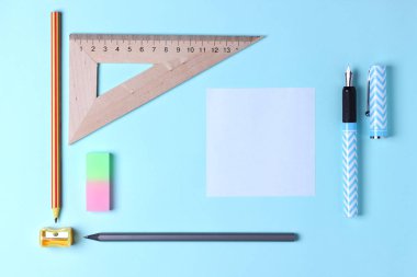 İleti örneği, pop art, mavi dolma kalem kalem, kurşun kalem, Ofis Masası, yer minimalizm, modern okul eğitimi tarzında sözleşme yapmak için