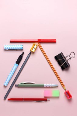 Farklı kalem, kalem, tutucu, silgi, Ofis Yöneticisi Masası, pembe bir arka plan, minimalizm, pop art