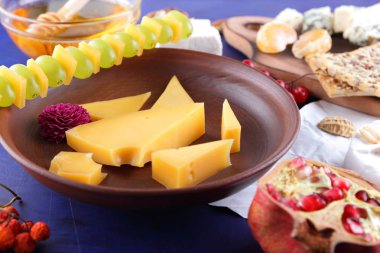 Peynir, yumuşak ve sert peynir, meyve, fındık, bal, Peynir tabağı koyu mavi arka plan, retro tarzı, pop art, vegan Kahvaltı