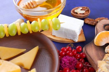 Peynir, yumuşak ve sert peynir, meyve, fındık, bal, Peynir tabağı koyu mavi arka plan, retro tarzı, pop art, vegan Kahvaltı