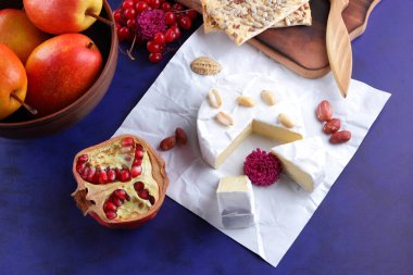 Camembert, mavi peynir, meyve ve peynir, bal, fıstık, beyaz peynir, kırmızı çilek, nar, retro tarzı, vegans Kahvaltı, pop sanat natürmort