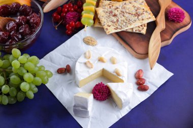 Peyniri, peynir ile kalıp, sert peynir üzerinde ahşap bir masa, armut, bal, Vişne Reçeli, Yeşil üzüm, koyu mavi arka plan, retro tarzı, pop art, Meksika mutfağı