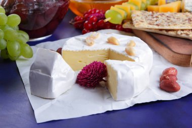 Peynir, camembert, ahşap masa, armut, Noel peynir, bal, Vişne Reçeli, Yeşil üzüm, koyu mavi arka plan, pop art, kırmızı meyveler, Meksika mutfağı, Hint Mutfak