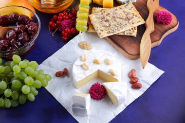 Peynir, camembert, ahşap masa, armut, Noel peynir, bal, Vişne Reçeli, Yeşil üzüm, koyu mavi arka plan, pop art, kırmızı meyveler, Meksika mutfağı, Hint Mutfak