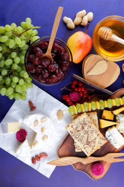 Peynir, camembert, ahşap masa, armut, Noel peynir, bal, Vişne Reçeli, Yeşil üzüm, koyu mavi arka plan, pop art, kırmızı meyveler, Meksika mutfağı, Hint Mutfak