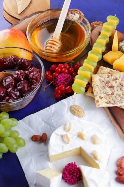 Peynir, camembert, ahşap masa, armut, Noel peynir, bal, Vişne Reçeli, Yeşil üzüm, koyu mavi arka plan, pop art, kırmızı meyveler, Meksika mutfağı, Hint Mutfak